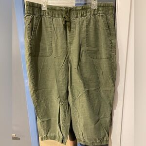 Women’s 18/20 Lane Bryant Capri/ ankle length pant. Olive green